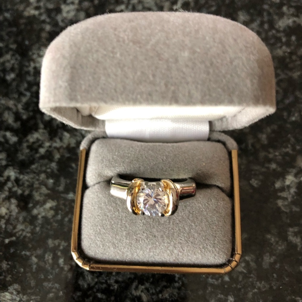BEAUTIFUL CZ SILVER RING IN EUC.